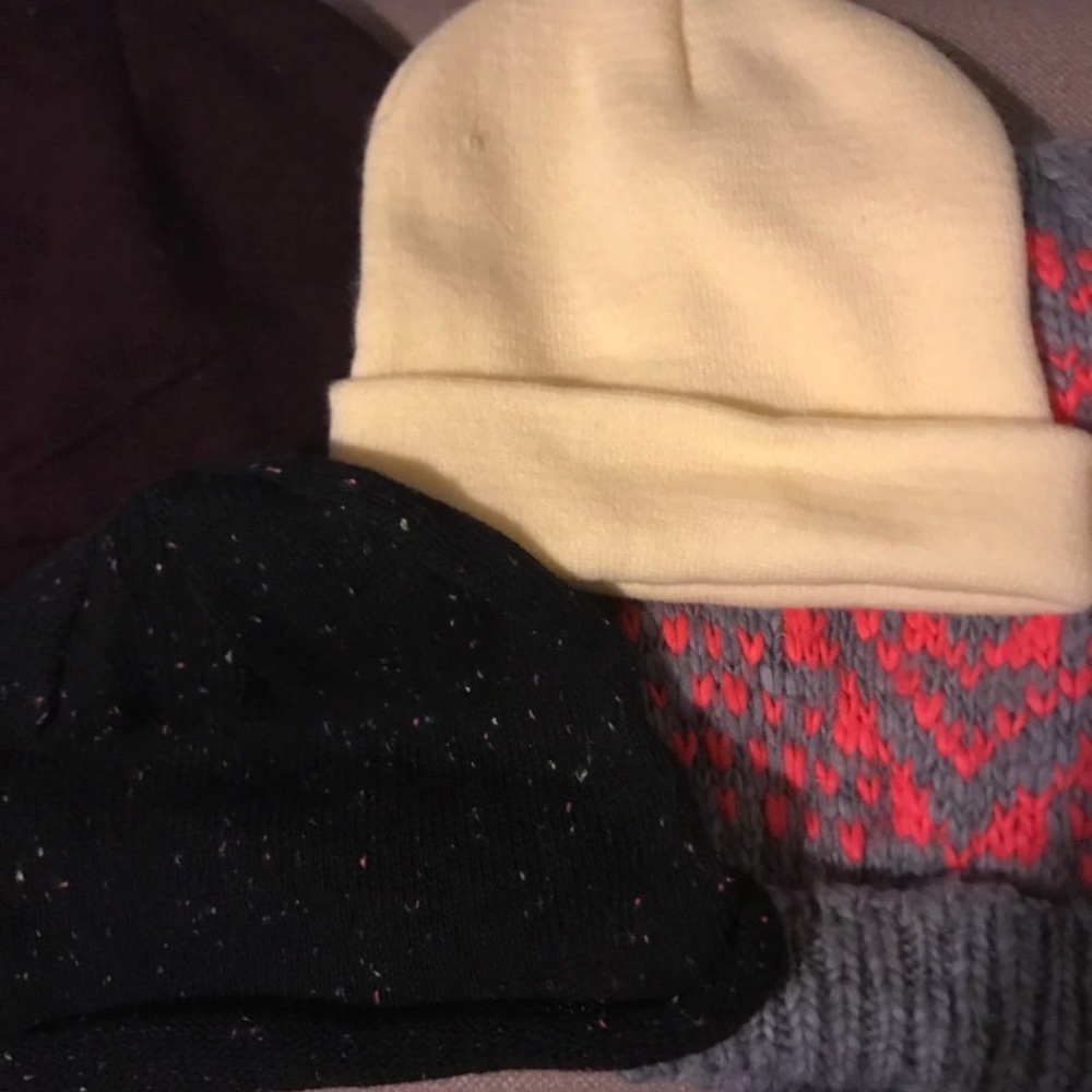 4 hats.
